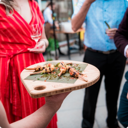 plateau-degustation-siam.jpg Une main tient un plateau de dégustation avec des bouchées thaïlandaise lors d'un 5 à 7 au Siam Saint-Jean-sur-Richelieu.