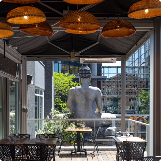 siam-centre-ville-montreal.jpg Terrasse couverte au centre-ville de Montréal avec sculpture thaïlandaise et luminaires.