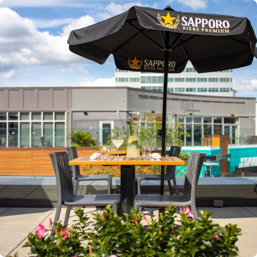 terrasse-dix30-siam.jpg Table avec parasol et cocktail sur la terrasse du Siam Dix30 par une belle journée d'été.