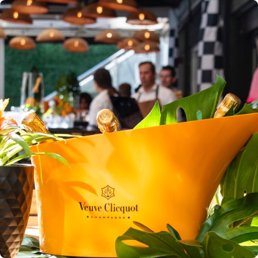 veuve-clicquot-siam.jpg Gros plan sur un bac à glace et bouteille de champagne avec le logo Veuve Clicquot sur la terrasse du Siam Montréal lors d'un 5 à 7.