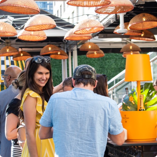 ambiance-terrasse-montreal.jpg Des personnes s'amusent sur la terrasse du Siam lors d'un 5 à 7 au centre-ville de Montréal