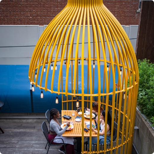 terrasse-5-7-siam.jpg Une jolie table sur la terrasse du Siam Dix30 avec des clientes qui discutent lors d'un 5 à 7.