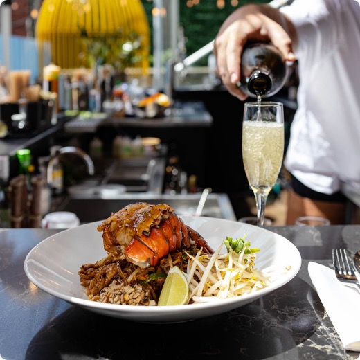pad-thai-homard-siam.jpg Délicieux Pad Thaï au homard sur riz avec un verre de champagne sur la terrasse du Siam Centre-ville Montréal