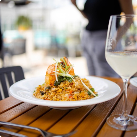 riz-thai-siam.jpg Plat de riz avec crevettes thaï et cocktail sur la terrasse du Siam.
