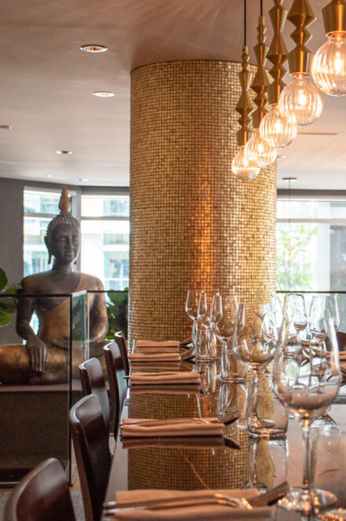 mtl-buddah Salle à manger lumineuse avec statue thaïlandaise dans le restaurant Siam du centre-ville de Montréal.