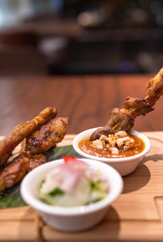 poulet-satay-siam.jpg Des morceaux de poulet satay thaïlandais avec sauce aux arachides vue de proche.