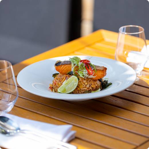 plat-thai-poisson-siam.jpg Assiette thaïlandaise avec riz et poisson sur une table de la terrasse du restaurant Siam Dix30.