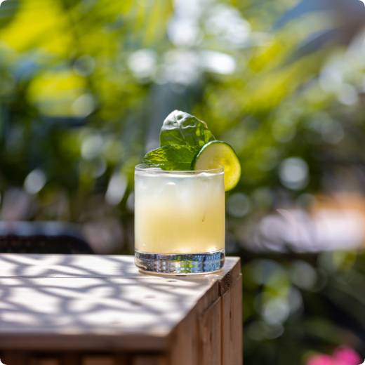cocktail-concombre-siam.jpg Un cocktail rafraîchissant au concombre lors d'une chaude journée d'été sur la terrasse du restaurant Siam Dix30.