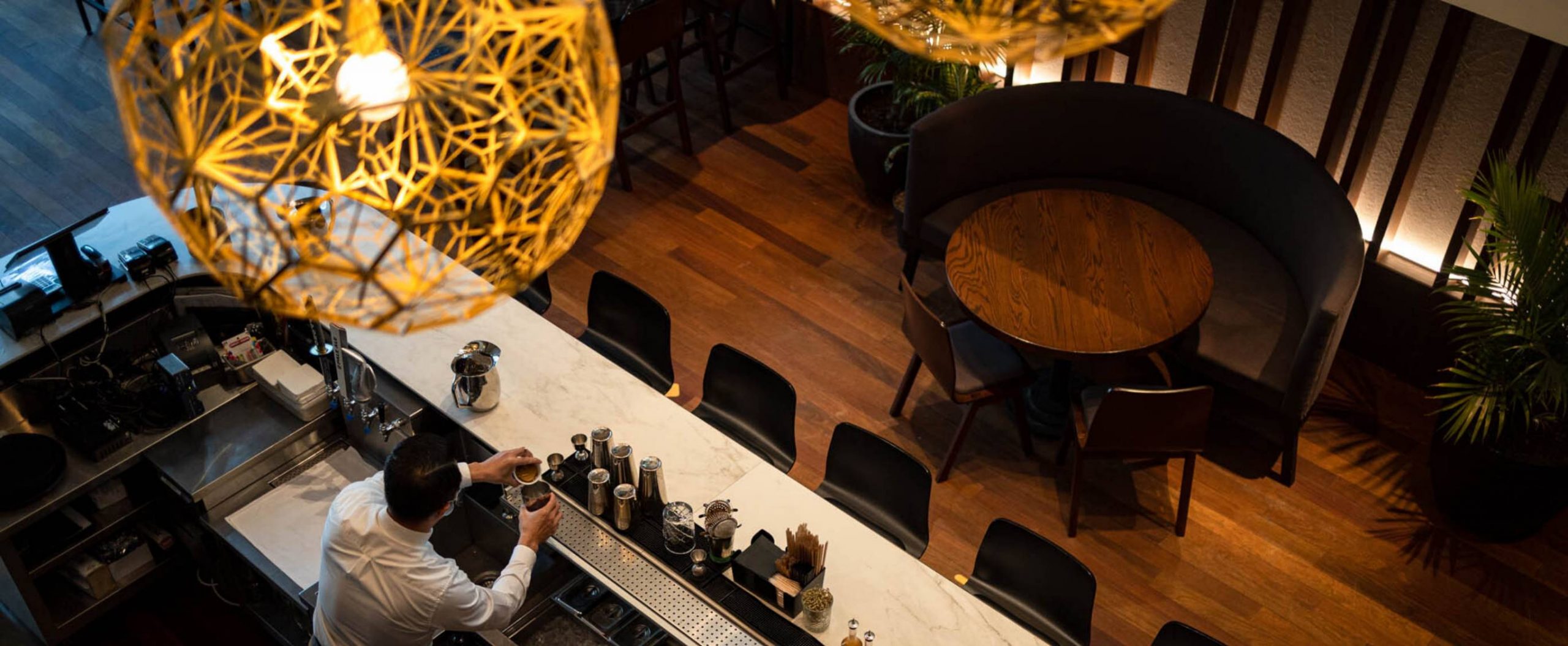 salle-manger-bar-siam.jpg Bar et salle à manger vus de haut au restaurant Siam à Saint-Jean-sur-Richelieu.