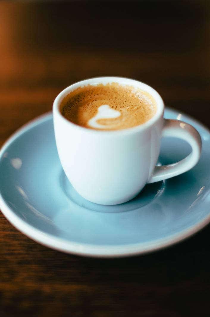 espresso-restaurant-siam.jpg Gros plan sur un espresso dans une tasse blanche en porcelaine.