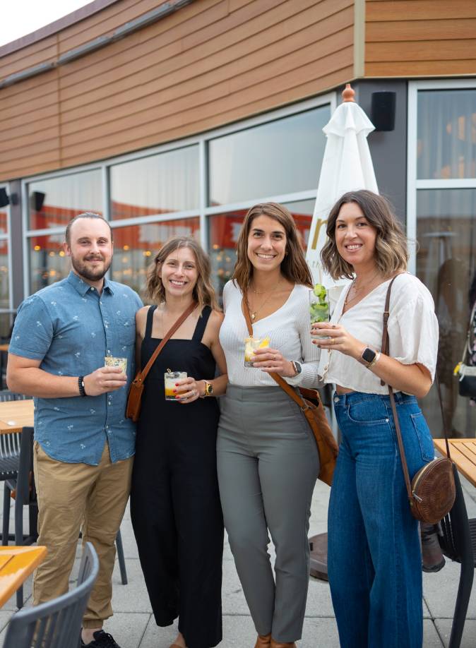 jeunes-adultes-siam-10-ans.jpg Quatre jeunes adultes avec des cocktails devant le restaurant Siam Dix30.