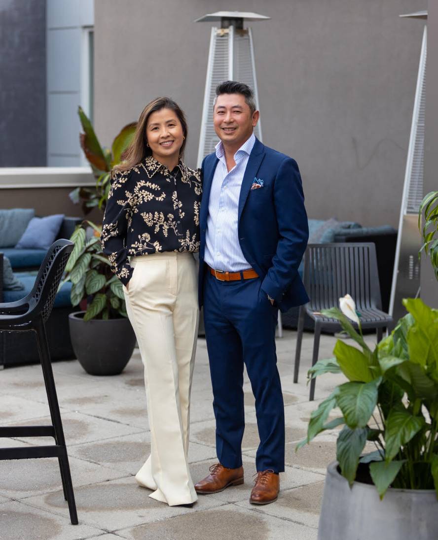 Les propriétaires des restaurants Siam côte à côte sur la terrasse.