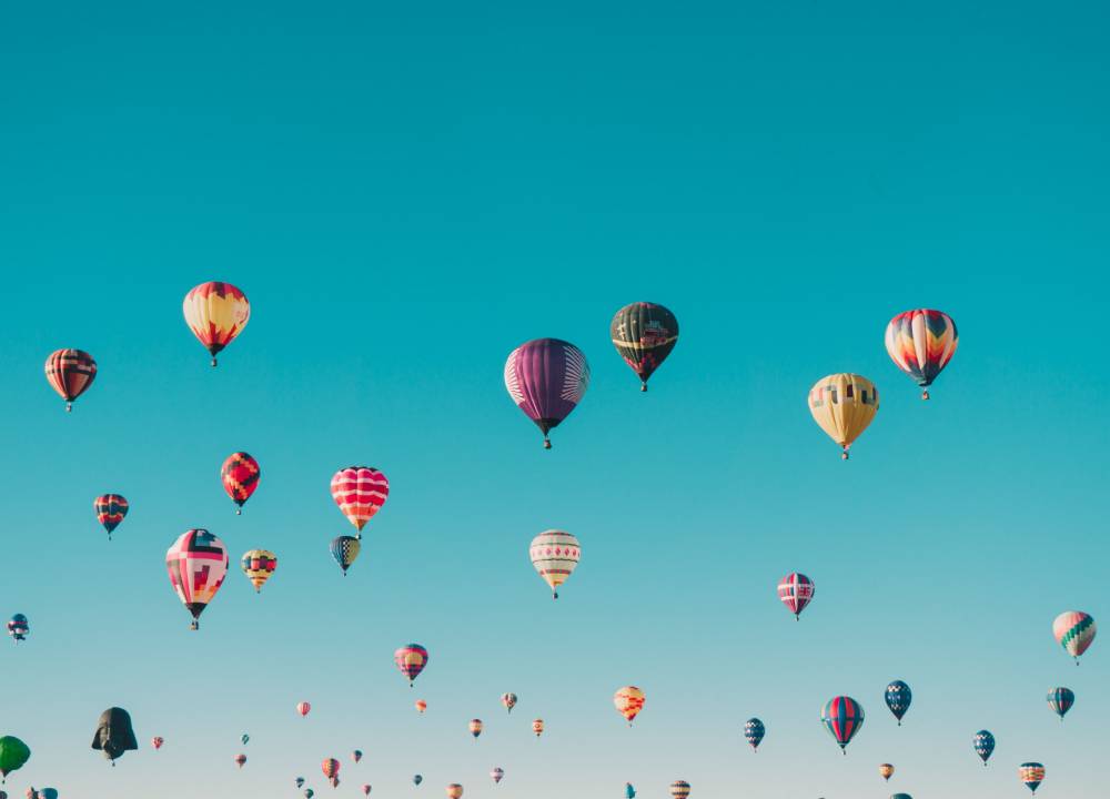 Plusieurs montgolfières dans le ciel lors du festival de montgolfières de Saint-Jean-sur-Richelieu.