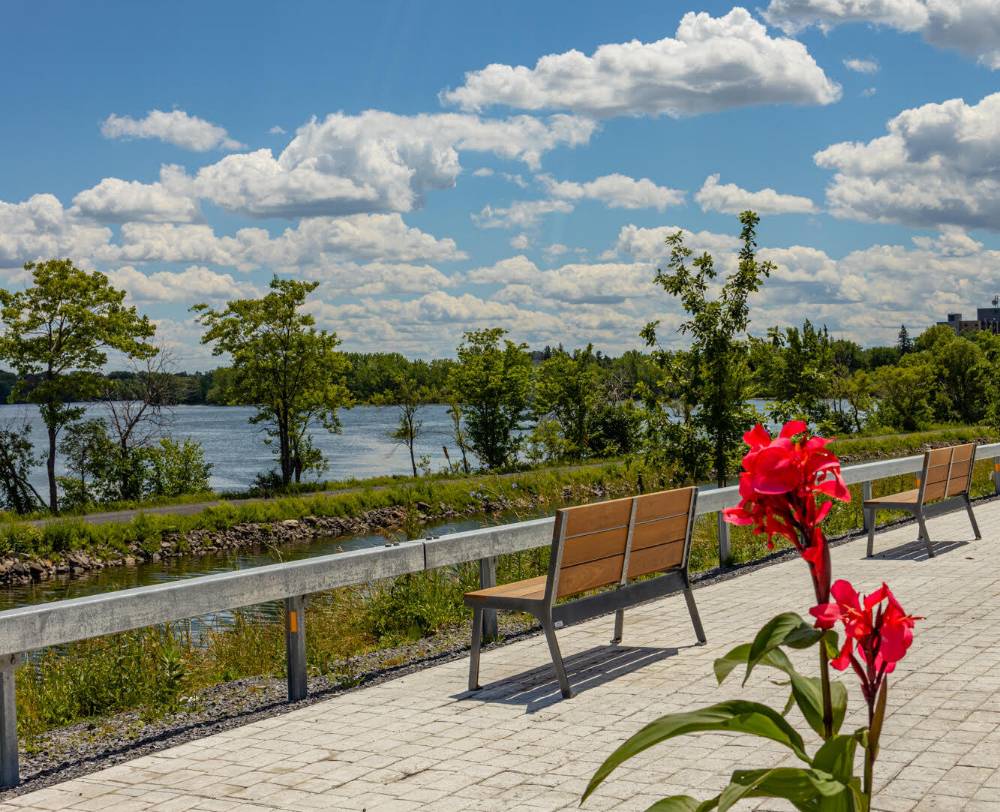 Promenade aménagée au bord de l'eau à Saint-Jean-sur-Richelieu.