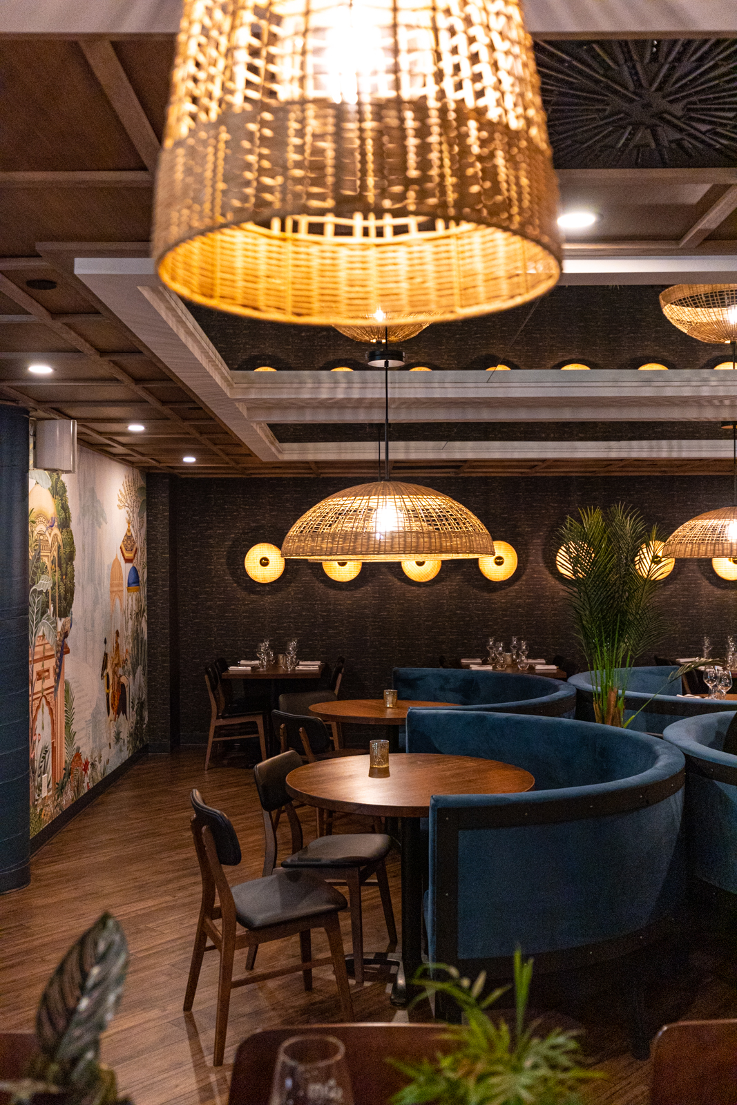 Intérieur d'un restaurant thaïlandais avec luminaire suspendus.