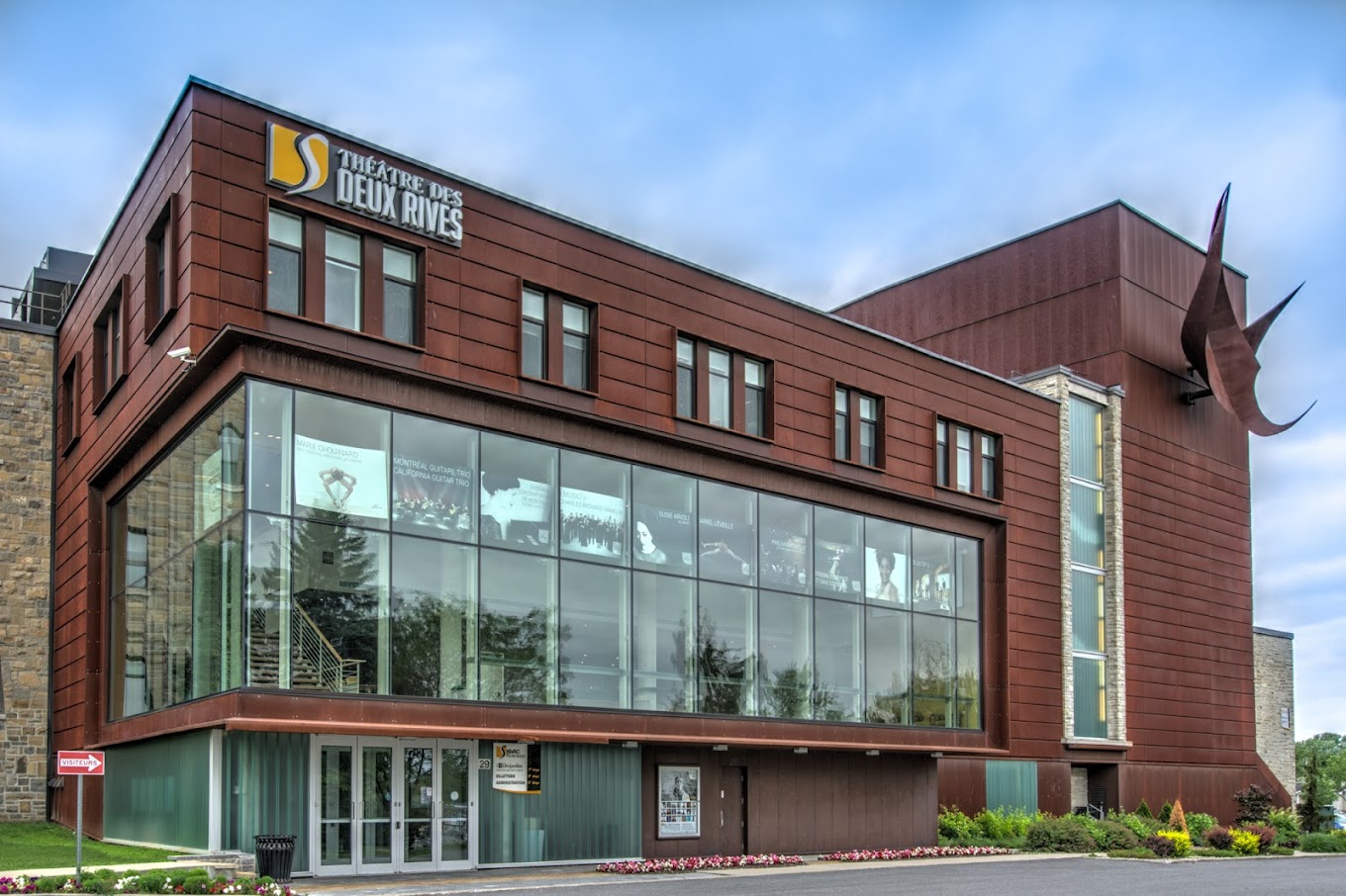 Bâtiment en bois et grandes fenêtres avec logo du Théâtre des Deux-Rives